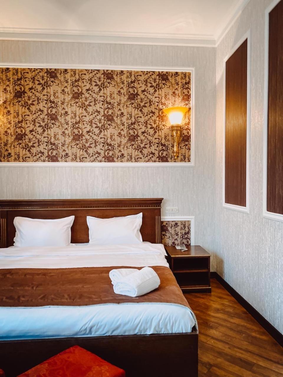Royal Renaissance Hotel Ереван Экстерьер фото