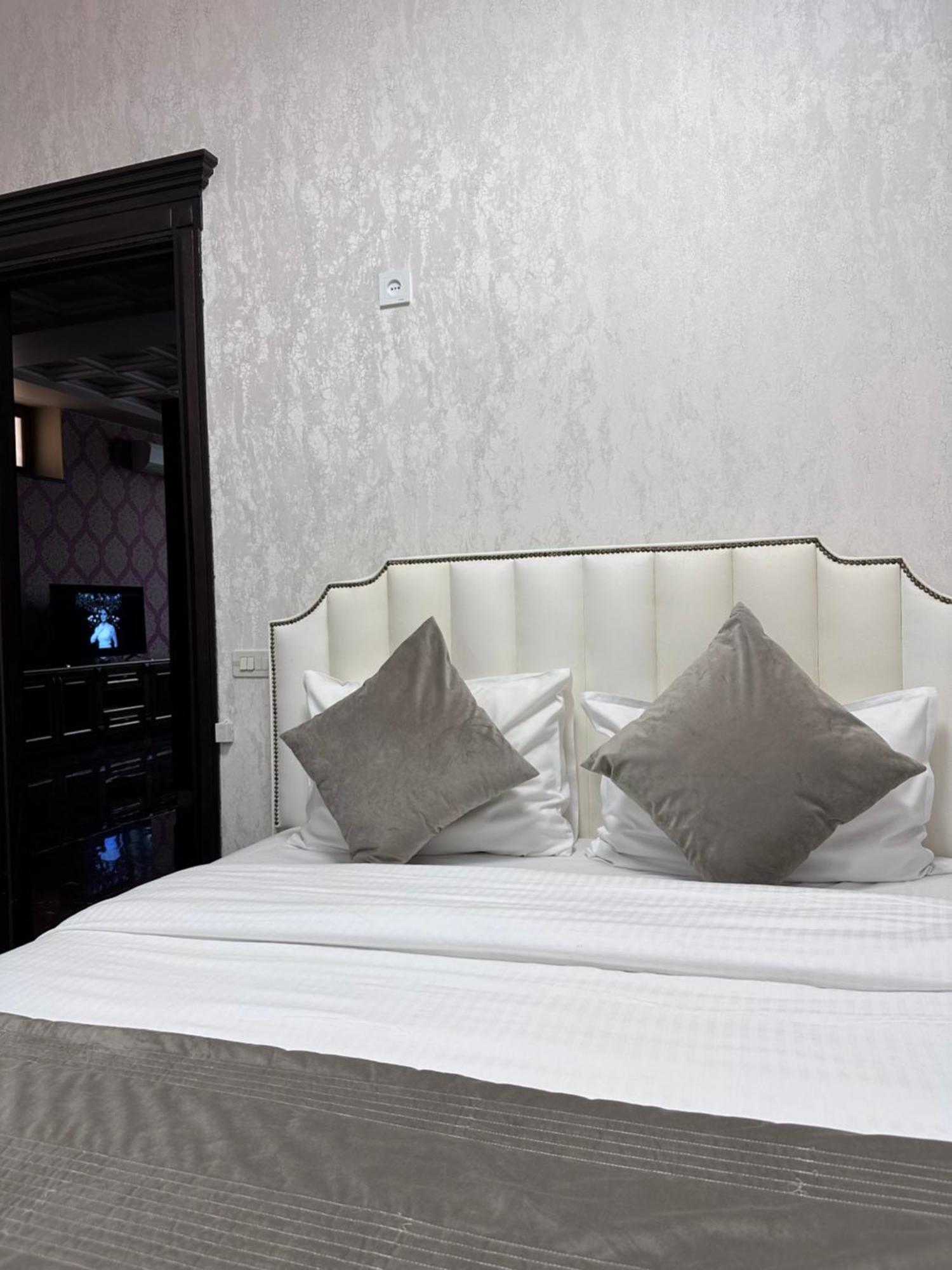 Royal Renaissance Hotel Ереван Экстерьер фото
