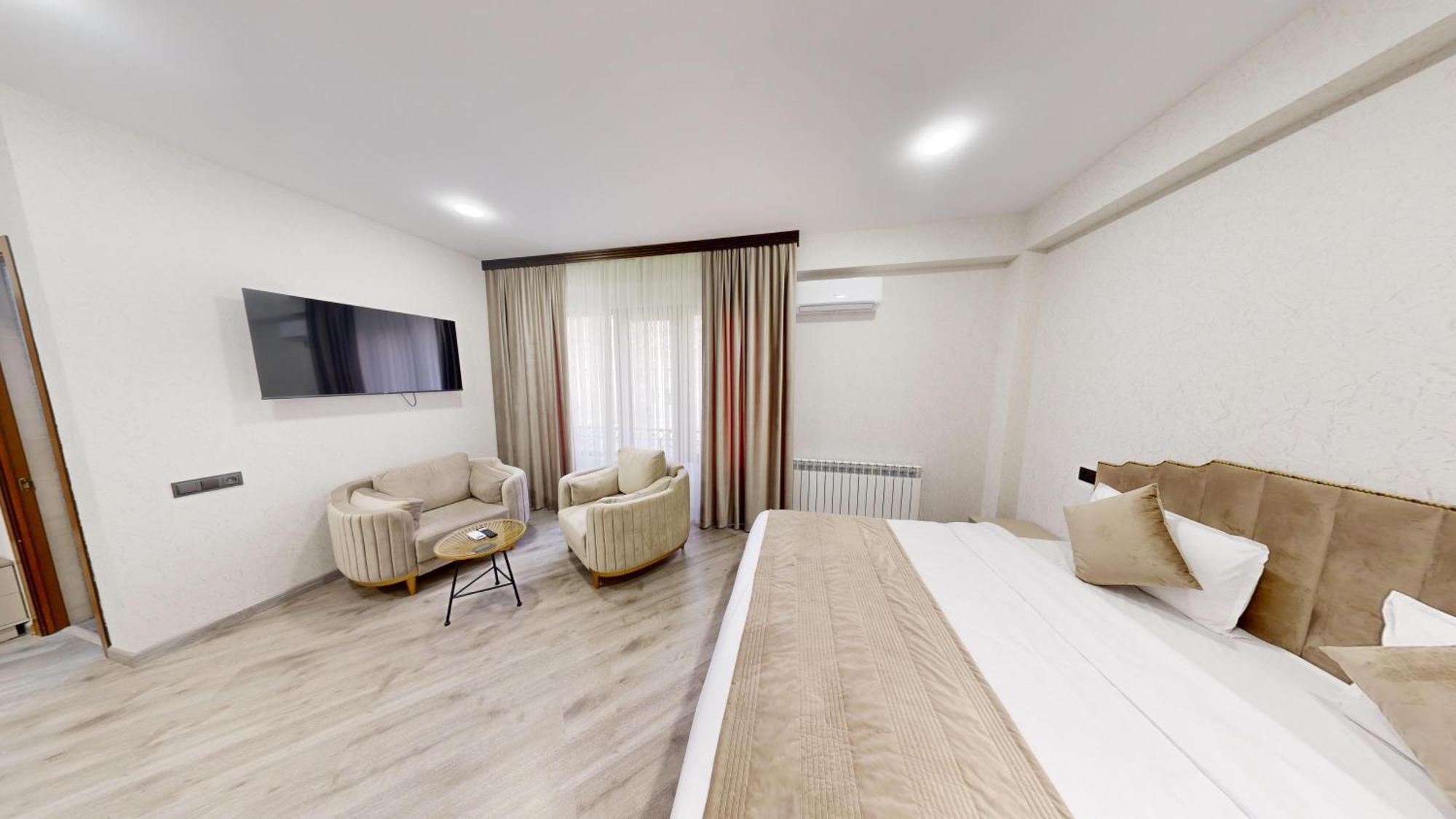 Royal Renaissance Hotel Ереван Экстерьер фото